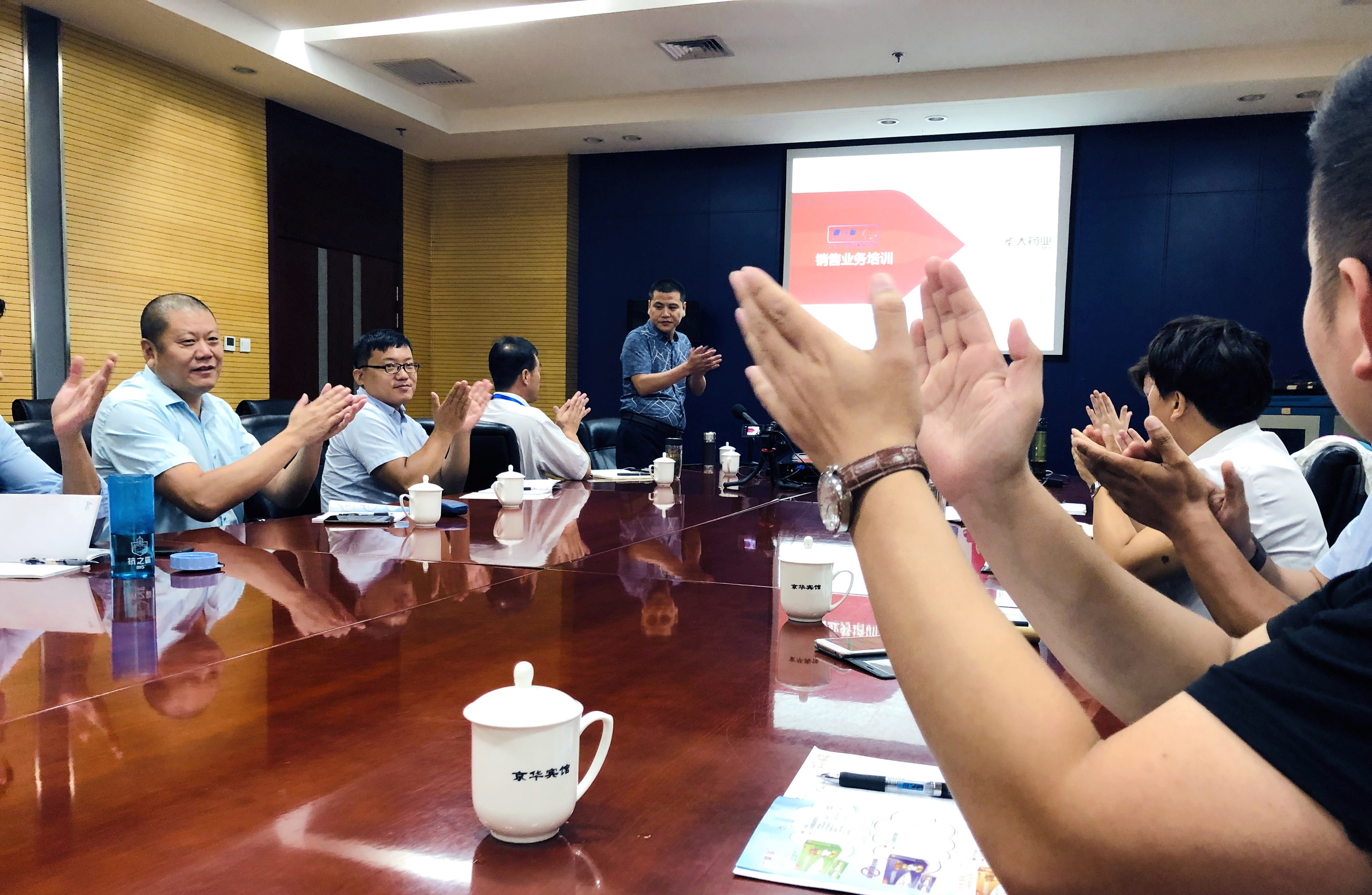 5d4942927fdcf.jpg 825918000803050077.jpg